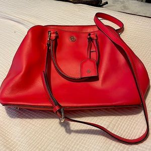 Coral Tory Burch large Bag. Good condition except for the rubbing on the handle